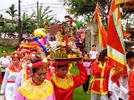Vào ngày ăn tết lại, nhà nào cũng có của lễ để góp dâng lên cũng tế.