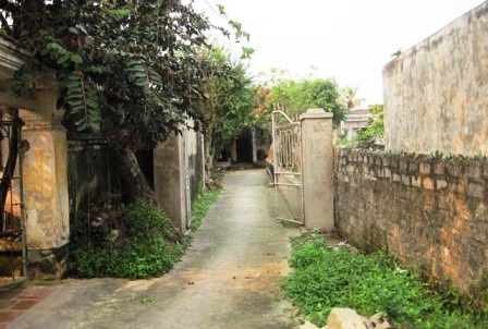  Con đường liên thông là ngõ đi chung của gia đình bà Mịch, ông San và ông Đài.