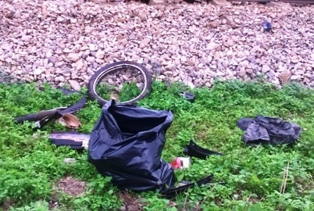 Chiếc xe máy của nạn nhân bị nát bét.