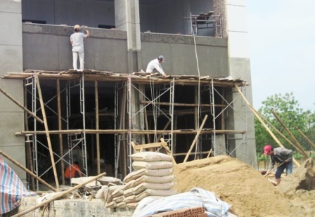  Một trong 4 hộ dân vẫn tiếp tục xây dựng nhà khi đã có chỉ đạo dừng.