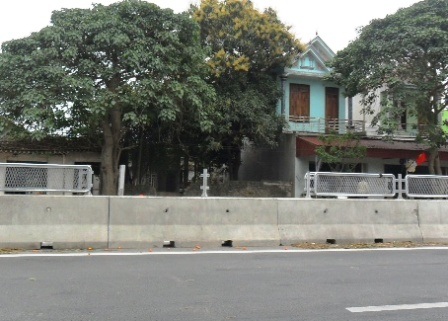 Nhiều tấm chống lóa đã biến khỏi dải phân cách.