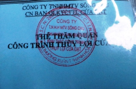 Du khách nhận thẻ thay vì vé vào tham quan.