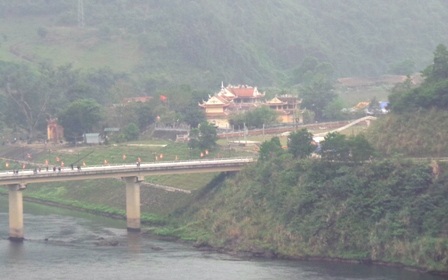 Từ trên đập nước có thể nhìn rõ khu di tích đền Cửa Đạt.