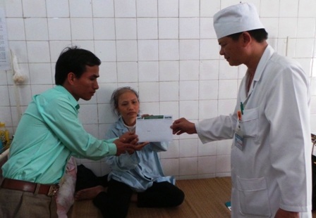 PV Dân trí cùng lãnh đạo Trung tâm Ung bướu trao quà bạn đọc ủng hộ chị Huyền.