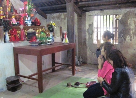  Du khách dâng hương, cầu lộc, cầu tài tại đền Đền Trần, xã Hà Dương.