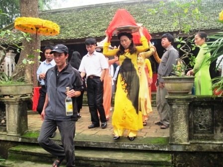  Người dân dâng lễ vật cúng tiến lên đền trong ngày lễ hội Khai ấn.