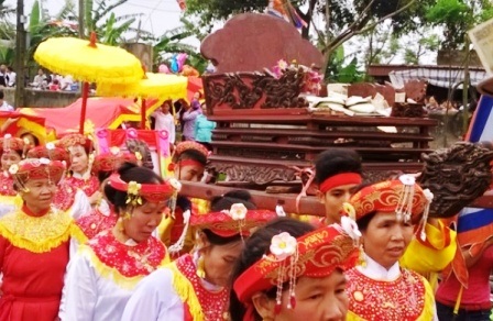 Vào ngày ăn tết lại, nhà nào cũng có của lễ để góp dâng lên cũng tế.