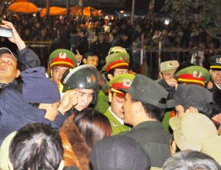 Lực lượng chức năng rất vất vả để đảm bảo an ninh, trật tự tại lễ hội Đền Trần năm 2014.