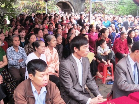  Người dân dâng lễ vật cúng tiến lên đền trong ngày lễ hội Khai ấn.