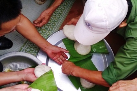 Người dân cùng nhau làm bánh giầy trong ăn tết lại.