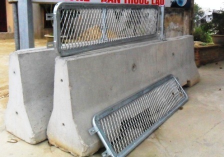 Nhiều vị trí, tấm bê tông dải phân cách bị di chuyển vào lề đường.