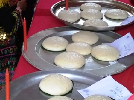 Những mâm bánh giầy được người dâng lên cúng tế.