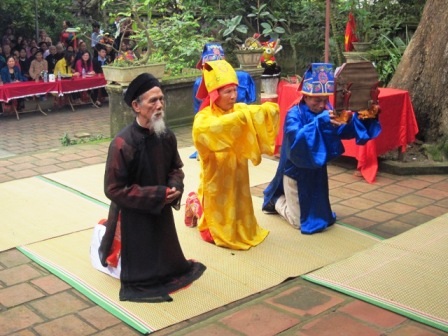  Các cụ cao tuổi thực hiện nghi lễ tế truyền thống.