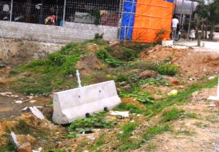 Nhiều vị trí, tấm bê tông dải phân cách bị di chuyển vào lề đường.