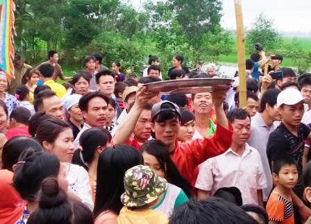 Hàng trăm người dân đứng chen chúc nhau khi dâng lễ lên để cúng tế.