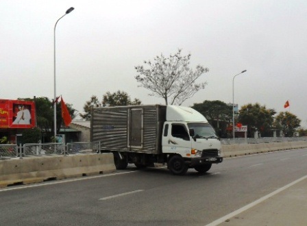 Người và phương tiện tham gia giao thông vô tư qua lại những vị trí được người dân tự ý mở ra.