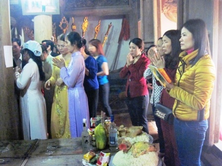 Người dân cùng du khách dâng hương tưởng nhớ công lao to lớn của Thái úy Lý Thường Kiệt.