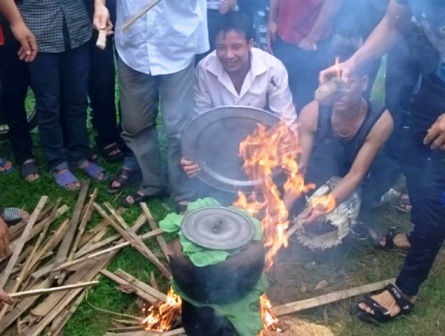 Sau các phần lễ, người dân làng Thiều nô nức tham gia các trò chơi dân gian để vui tết.