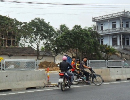 Người và phương tiện tham gia giao thông vô tư qua lại những vị trí được người dân tự ý mở ra.