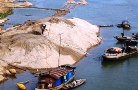 Bắt 5 tàu không đăng ký số hiệu khai thác cát trái phép - 1 Tình trạng cát tặc diễn biến phức tạp trên địa bàn Thanh Hóa thời gian qua.