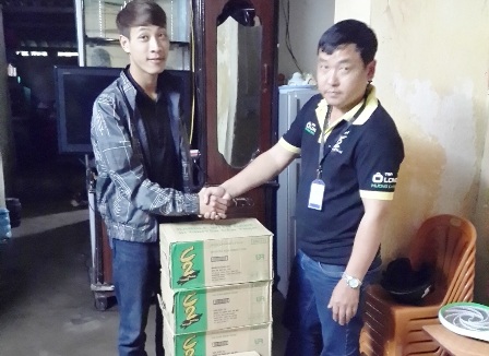 Đại diện URC tặng khách hàng một số sản phẩm của công ty.