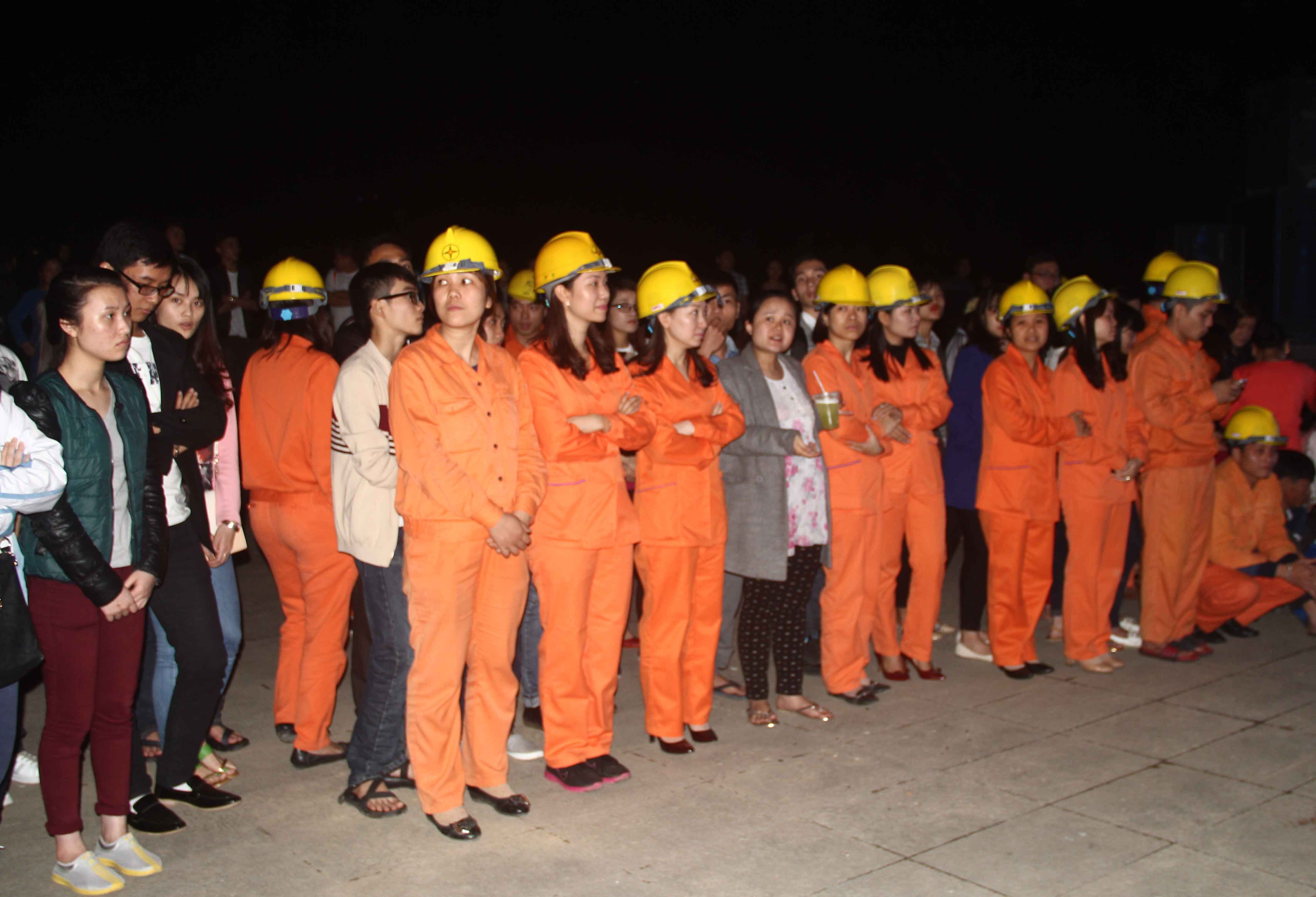 Hàng nghìn người dân xứ Thanh hưởng ứng Giờ Trái đất 2015 - 3 Các cán bộ, nhân viên điện lực Thanh Hóa tham dự tại lễ ra quân Giờ trái đất