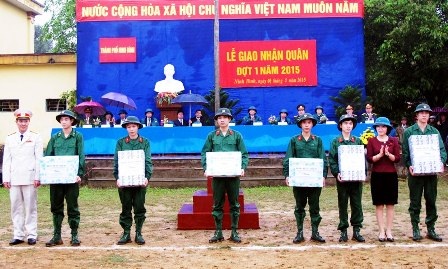 Đội mưa tiễn tân binh lên đường