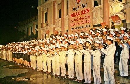 1.200 người hợp xướng kèn đồng tại hội thi nhạc kèn và đồng ca hợp xướng tỉnh Nam Định năm 2012.