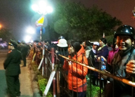 Hàng rào được bảo vệ bởi lực lượng chức năng đảm bảo trật tự trước khu vực làm lễ.