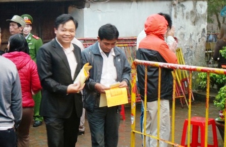 Nhiều người dân, du khách vui mừng vì lấy được ấn sớm.