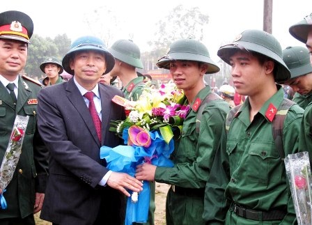 Đội mưa tiễn tân binh lên đường