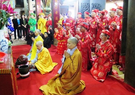 Các sư thầy tụng kinh làm lễ rước Kiệu Ngọc Lộ.