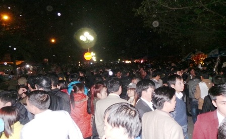 Lực lượng chức năng căng mình ra để đảm bảo an ninh, trật tự giữa biển người.