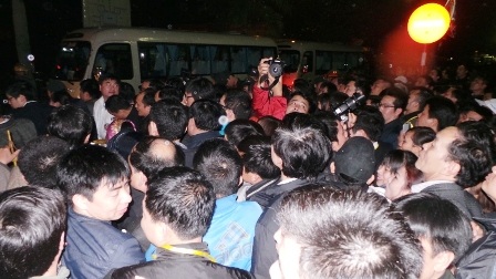 Dù trời mưa nặng hạt nhưng không khí quanh khu vực khai ấn rất ngột ngạt.