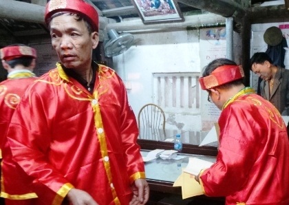  Các cụ Thủ từ đang phát ấn cho nhân dân và du khách thập phương.