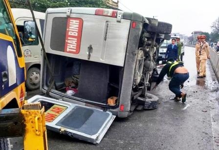 Lực lượng CSGT đang tiến hành điều tra nguyên nhân vụ tai nạn.