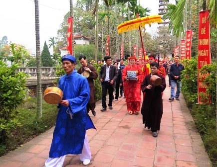  Đoàn rước kiệu trở về Đền Trần làm lễ.