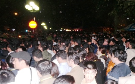 Biển người chen chân trước khu vực đền Thiên Trường.