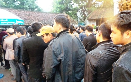 Dòng người xếp hàng tại dài vào xin ấn.