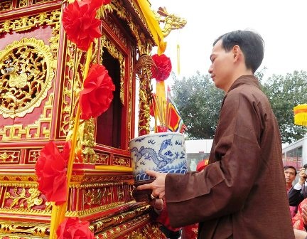 Rước chân nhang lên kiệu về làm lễ tại Đền Trần.