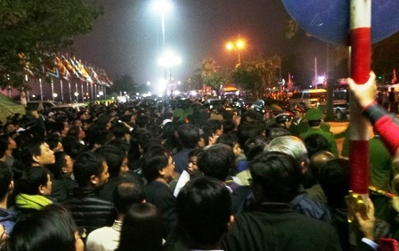 Biển người chen chân trước khu vực đền Thiên Trường.