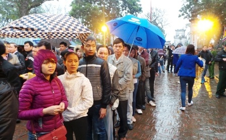 Dòng người xếp hàng tại dài vào xin ấn.