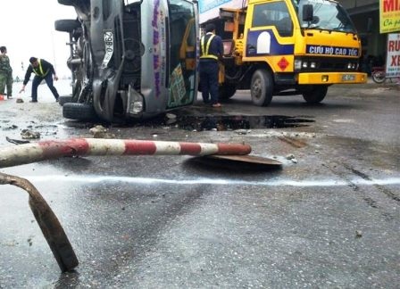 Chiếc xe khách đâm vào giải phân cách, húc bay biển báo. (Ảnh: Đức Văn)