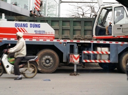 Xe cẩu trọng tải lớn được đưa đến để giải cứu chiếc xe tải gặp nạn.