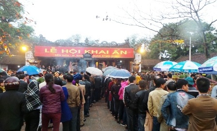  Đối lập với cảnh chen lấn trong đêm, sáng nay dòng người xếp hàng trật tự và kiên nhẫn.