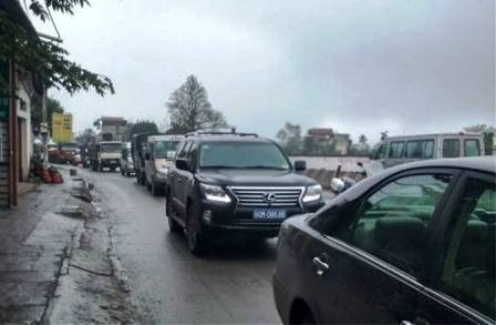 Các phương tiện lưu thông khó khăn. (Ảnh: Đức Văn)