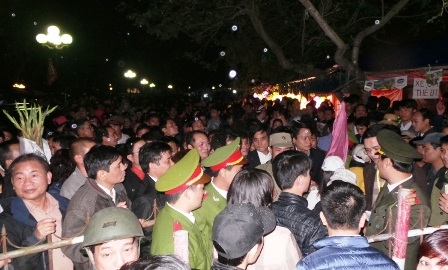 Lực lượng chức năng căng mình ra để đảm bảo an ninh, trật tự giữa biển người.