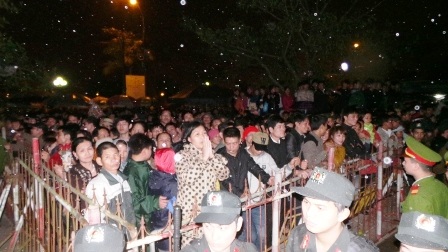 Những người dân đứng cầu nguyện từ phía ngoài.