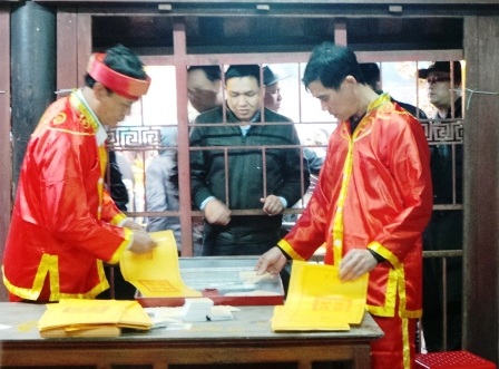 Sau khi xin được ấn người dân và du khách quay lại cầu khấn tại các nhà Đền.