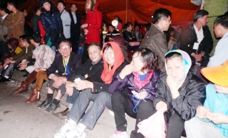 Nhiều người phả ngồi xuống đất vì không thể chen nổi.